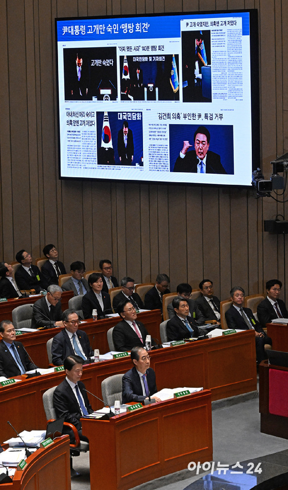 한덕수 국무총리가 8일 국회에서 열린 예산결산특별위원회 전체회의에서 윤석열 대통령의 대국민 담화 및 기자회견 관련 질의를 듣고 있다. [사진=곽영래 기자]