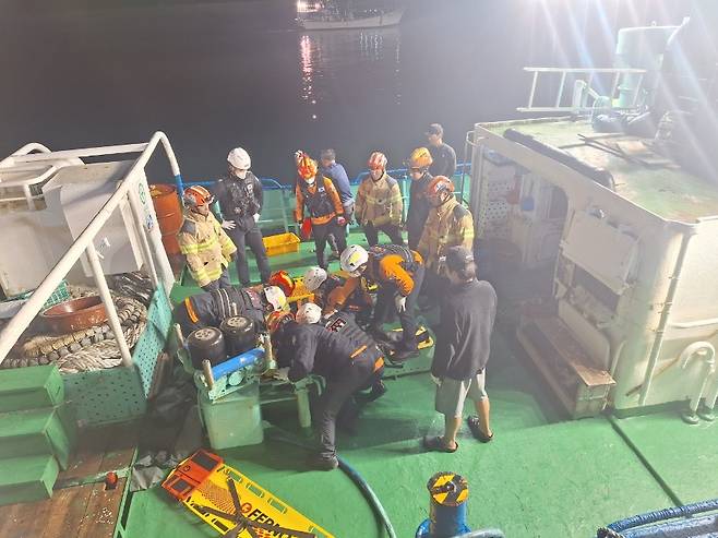 오늘(8일) 새벽 제주도 북서쪽 해상에서 침몰한 135금성호에서 구조된 선원들은 태운 선박이 제주 한림항으로 입항하는 모습.