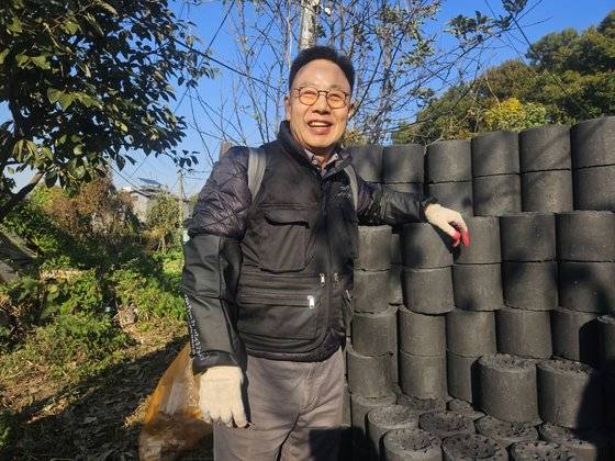 올해 67세가 된 허기복 연탄은행 대표가 연탄 지게를 등에 지고 포즈를 취하고 있다. 허 대표는 ″하루에 2시간만 봉사를 해도 다이어트가 따로 필요 없다″며 웃었다. 신혜연 기자