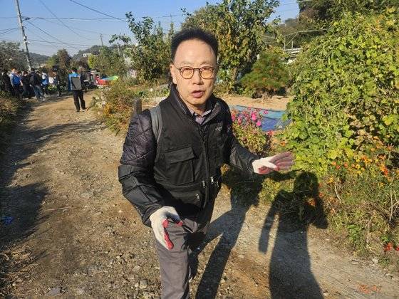 연탄은행 허기복(67) 대표가 연탄지게를 지고 좁은 길목을 지나고 있다. 차가 들어가기 어려운 골목에 위치한 집들에는 직접 연탄지게로 지고 연탄 배달을 가야 한다. 신혜연 기자