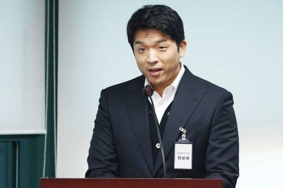 안성재 셰프가 8일 서울시의회 문화체육관광위원회 행정 사무감사에 증인으로 나왔다. 연합뉴스