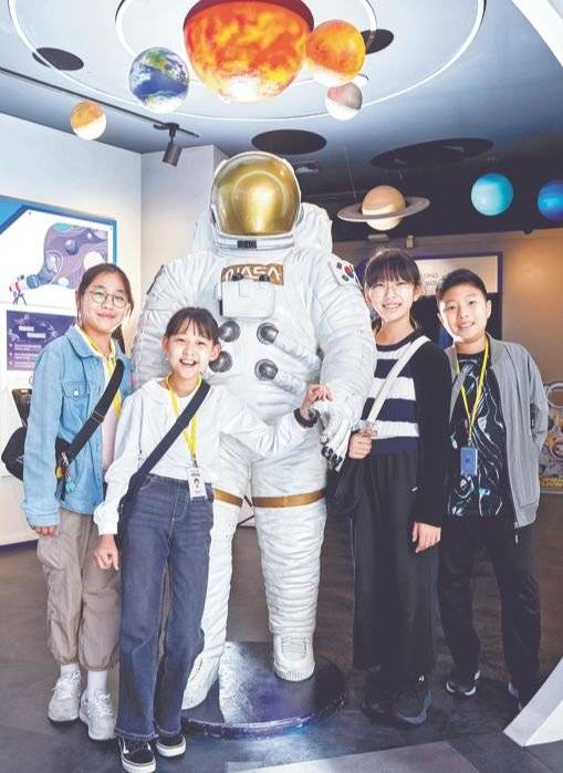 서울 노원천문우주과학관을 찾아 달과 행성, 소행성 등에 대해 다양한 궁금증을 풀어본 이윤슬‧원지민‧조현하‧전상윤(왼쪽부터) 학생기자가 태양계를 탐사하는 우주인과 함께 포즈를 취했다.