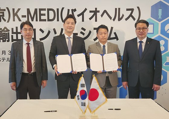 제이랩스-리원 제품구매의향서(MOU) 체결 후 기념촬영하는 관계자들