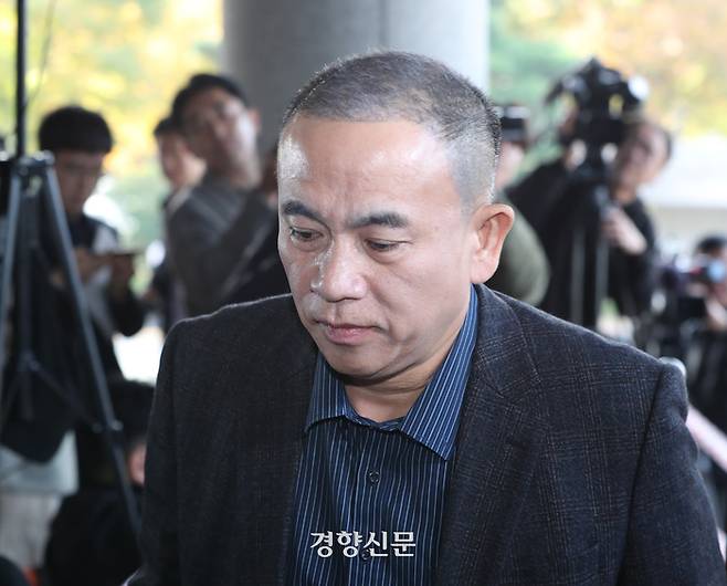 ‘김건희 여사 공천 개입 의혹’의 핵심 인물인 명태균씨가 8일 경남 창원시 창원지방검찰청에 정치자금법 위반 혐의로 조사를 받기 위해 출석하고 있다. | 한수빈 기자