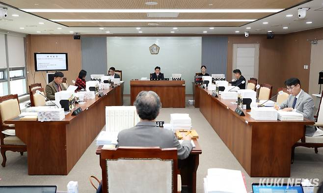 충남도의회 보건복지환경위원회는 지난 7일 충남여성가족청소년사회서비스원과 보건환경연구원에 대한 행정사무감사를 실시했다.  