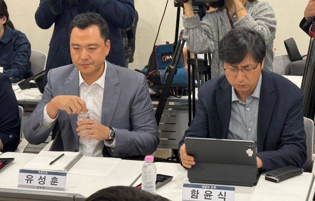 유성훈 쿠팡이츠 본부장(왼쪽)과 함윤식 우아한형제들 부사장이 4일 서울 중구 대한상공회의소에서 열린 소상공인의 배달 비용 부담을 줄이기 위한 배달앱 상생협의체 제10차 회의를 하고 있다. 연합