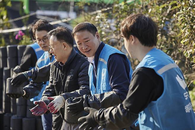 7일 서울 서초구 전원마을 비닐하우스 단지에서 허희수 SPC 부사장(오른쪽에서 둘째)을 비롯한 SPC 임직원들이 연탄 배달을 하고 있다. / 사진 = SPC그룹