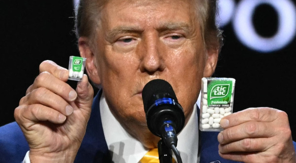 President Trump highlights inflation, calling out a candy company’s shrinkflation. (AFP/Yonhap)