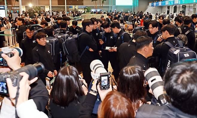 프리미어12에 참가하는 한국대표팀 선수들이 8일 오전 인천국제공항에서 출국하고 있다. 연합뉴스