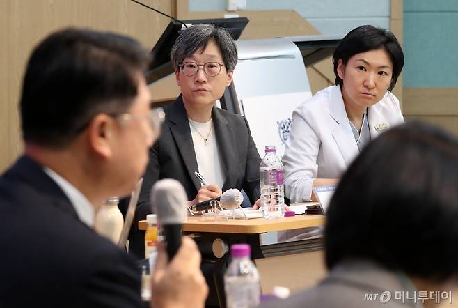 서울 종로구 서울대학교 의과대학 융합관에서 열린 서울의대 교수 비대위·보건복지부 주최 ‘의료개혁, 어디로 가는가‘ 토론회에서 강희경 서울의대·병원 교수 비대위원장(사진 가운데)과 하은진 서울의대·병원 교수 비대위원이 장상윤 대통령실 사회수석의 발언을 경청하고 있다./사진=(서울=뉴스1) 오대일 기자