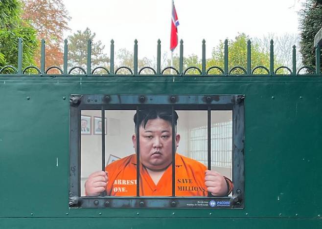 이제석 광고연구소가 스위스 제네바 주재 북한대표부 건물에 죄수복 입은 김정은 포스터를 부착했다. /사진=이제석 광고연구소 제공