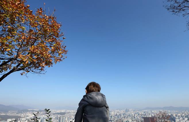 오는 9일부터 전국이 대체로 맑겠으나 경상권은 구름이 많겠고 제주도는 대체로 흐리겠다. 서울 남산에서 바라본 하늘이 파랗다. /사진=뉴시스