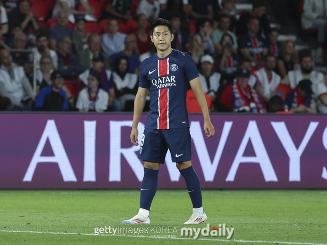 PSG는 7일 오전(한국시간) 프랑스 파리에서 열린 2024-25시즌 UEFA 챔피언스리그 페이즈 4차전에서 AT마드리드에 1-2로 졌다. 이강인은 이날 경기에서 후반 22분 교체 출전해 20분 남짓 활약했다. 이강인은 PSG에서 자신의 50번째 경기를 치렀다. PSG는 AT마드리드전 패배로 1승1무2패(승점 4점)의 성적과 함께 올 시즌 UEFA 챔피언스리그 본선에서 36개팀 중 25위에 머물게 됐다./게티이미지코리아