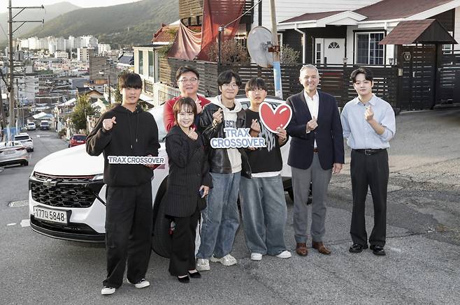 지난 7일 한국지엠 창원사업장 인근에 위치한 차량기증식에서 헥터 비자레알(오른쪽 두번째) 한국지엠 사장 겸 CEO과 윤명옥(왼쪽 두번째) 한마음재단 사무총장 및 관계자들이 기증받은 차량 앞에서 응원의 메시지를 외치고 있다. [지엠한마음재단코리아 제공]