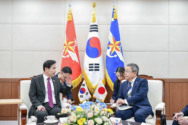 김선호 국방부 차관은 8일 서울 국방부에서 나카지마 코이치로 일본 방위성 방위심의관을 만나 첫 한일 국방차관급 회의를 했다.[국방부 제공]