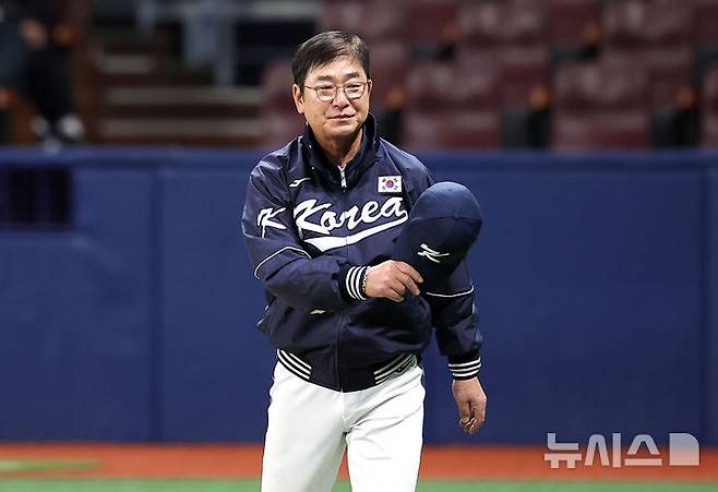 [서울=뉴시스] 정병혁 기자 = 6일 서울 구로구 고척스카이돔에서 2024 WBSC 프리미어12를 앞두고 열린 한국 야구대표팀과 상무의 연습경기를 마친 류중일 감독이 덕아웃으로 향하고 있다. 2024.11.06. jhope@newsis.com