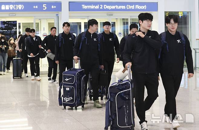 [인천공항=뉴시스] 김근수 기자 = WBSC 프리미어12 대한민국 야구대표팀 투수 곽빈과 선수들이 8일 오전 인천 중구 인천국제공항 제2여객터미널을 통해 출국하고 있다. 2024.11.08. ks@newsis.com