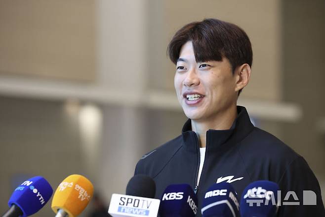 [인천공항=뉴시스] 김근수 기자 = WBSC 프리미어12 대한민국 야구대표팀 주장 송성문이 8일 오전 인천 중구 인천국제공항 제2여객터미널을 통해 출국 전 인터뷰를 하고 있다. 2024.11.08. ks@newsis.com