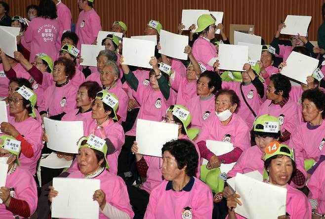 [밀양=뉴시스] 안지율 기자 = 밀양 평생학습 한마당에서 열린 성인 문해 골든벨 퀴즈대회. (사진=밀양시 제공) 2024.11.08. photo@newsis.com *재판매 및 DB 금지