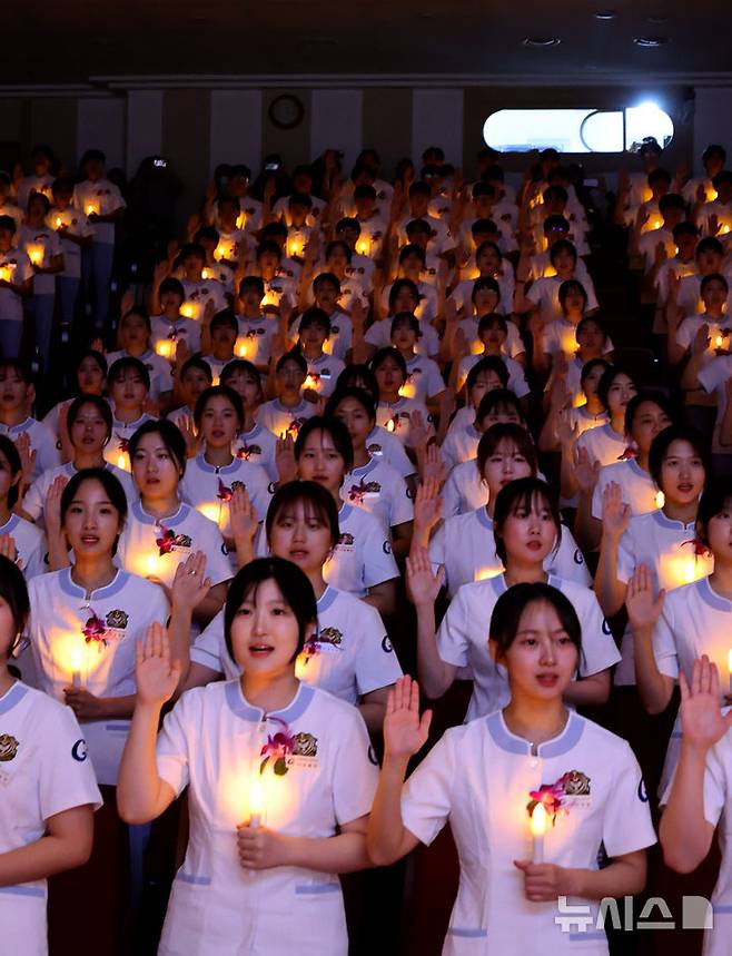 [인천=뉴시스] 전진환 기자 = 8일 오후 인천 연수구 가천대학교 메디컬캠퍼스에서 열린 제77회 나이팅게일 선서식에서 임상실습을 앞둔 간호대학 2학년 학생들이 촛불을 들고 선서를 하고 있다.  2024.11.08. amin2@newsis.com