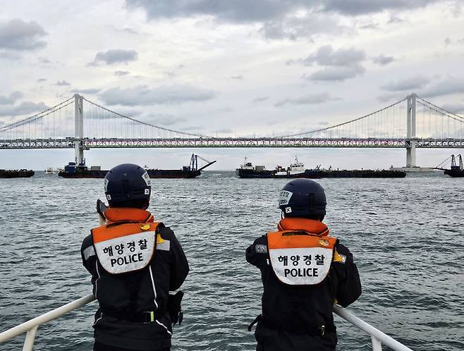 [부산=뉴시스] 남해지방해양경찰청은 오는 9일 광안리해수욕장 일대에서 열리는 '제19회 부산불꽃축제' 성공 개최를 위해 해상 관람선 사고 예방을 위해 안전관리에 나선다고 8일 밝혔다. (사진=남해해경청 제공) 2024.11.08. photo@newsis.com *재판매 및 DB 금지