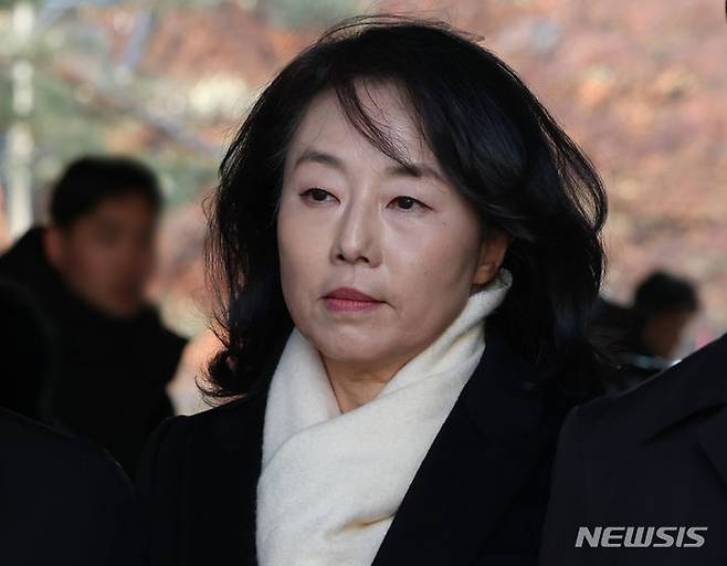 [서울=뉴시스] 김진아 기자 = 박근혜 정부 시절 이른바 '문화계 블랙리스트' 사건으로 재판에 넘겨진 조윤선 전 문화체육관광부 장관이 24일 서울 서초구 서울고등법원에서 열린  파기환송심에서 징역 1년 2개월을 선고받은 후 법정을 나서고 있다. 함께 기소된 김기춘 전 대통령 비서실장은 징역 2년을 선고받았다. 2024.01.24. bluesoda@newsis.com