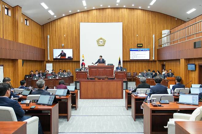 이동협 경주시의회의장이 임시회 제2차 본회의를 진행하고 있다. 경주시의회 제공