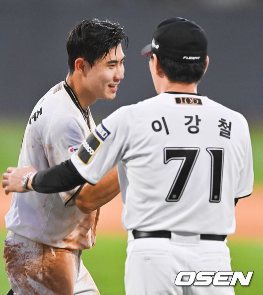 [OSEN=수원, 박준형 기자] 9일 수원KT위즈파크에서 2024 신한 SOL뱅크 KBO 포스트시즌 준플레이오프 4차전 KT 위즈와 LG 트윈스의 경기가 진행된다.이날 KT는 쿠에바스를, LG는 엔스를 선발투수로 내세웠다.경기종료 후 끝내기 안타를 날린 심우준이 이강철 감독과 하이파이브를 하고 있다.   2024.10.09 / soul1014@osen.co.kr