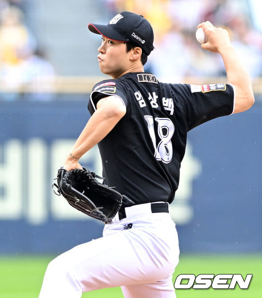 [OSEN=잠실, 이대선 기자] 6일 서울 잠실야구장에서 2024 신한 SOL뱅크 KBO 포스트시즌 준플레이오프 2차전 LG 트윈스와 KT 위즈의 경기가 열렸다.LG는 임찬규, KT는 엄상백을 선발 투수로 내세웠다.1회말 무사에서 KT 선발투수 엄상백이 역투하고 있다. 2024.10.06 /sunday@osen.co.kr