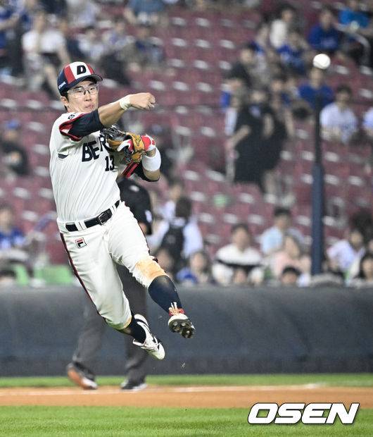 [OSEN=잠실, 조은정 기자]&nbsp;9회초 2사 1루 두산 3루수 허경민이 삼성 강민호 땅볼에 아웃처리하고 있다. 2024.07.13 /cej@osen.co.kr