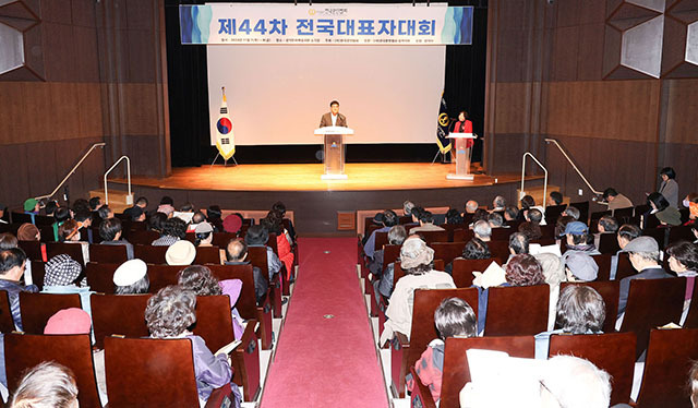 ▲지난 7일 삼척문화예술회관 소공연장에서 열린 제44차 한국문인협회 전국 대표자대회 개회식에 참석한 박상수 삼척시장이 인사말을 하고 있다. ⓒ삼척시