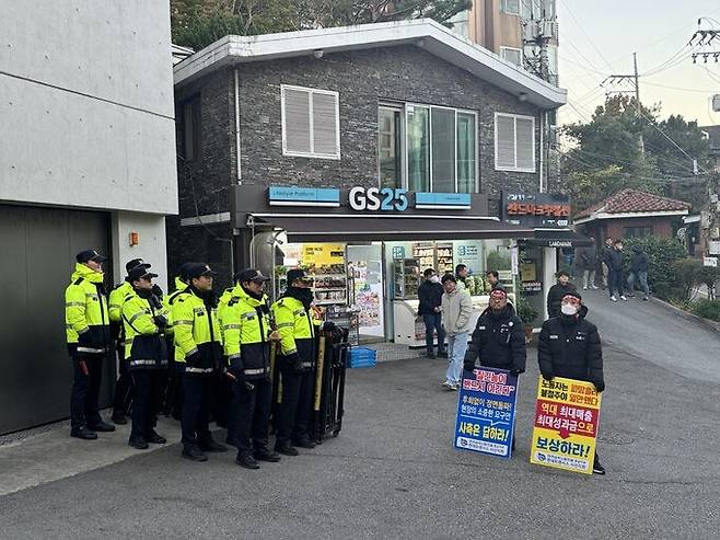 현대트랜시스 노조원들이 7월 오전 서울 용산구 한남동 정의선 현대차그룹 회장 자택 인근 길에서 시위를 하고 있다. 현대트랜시스 제공