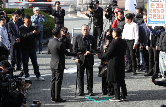 ‘정치자금법 위반’ 명태균, 검찰 소환조사 출석 - ‘윤석열 대통령 부부 공천 개입 의혹’의 핵심 인물인 명태균 씨가 8일 오전 정치자금법 위반 혐의 피의자 신분으로 검찰 조사를 받기 위해 경남 창원시 성산구 창원지방검찰청으로 출석하며 취재진 질문에 답하고 있다. 2024.11.8/뉴스1