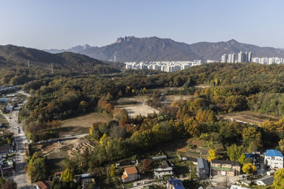 의정부 옛 306보충대 부지 ‘그린벨트 해제’ - 국토교통부가 지난 5일 수도권 그린벨트 일부를 해제하고 신규 택지를 지정하는 ‘11·5 주택 공급 대책’을 발표했다. 사진은 그린벨트가 해제된 의정부시 용현동 옛 306보충대 부지 일대의 모습 연합뉴스