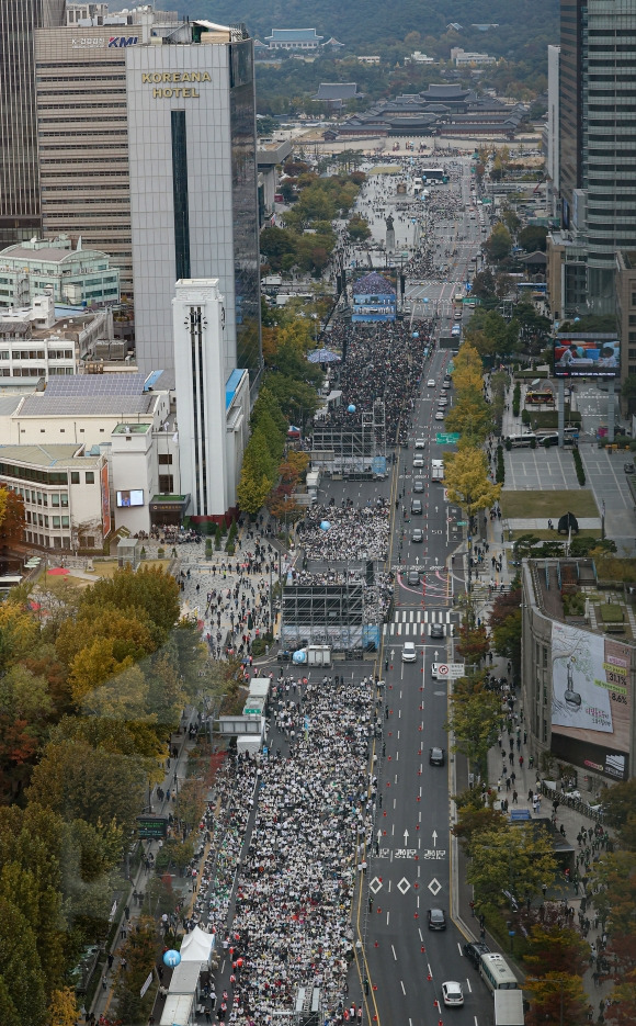 서울 중구 서울광장 인근에서 개신교계 임의 단체인 ‘한국교회 200만 연합예배 및 큰 기도회 조직위원회’가 동성결혼 합법화와 차별금지법 제정 반대를 촉구하는 집회를 열고 있다. 2024.10.27 연합뉴스