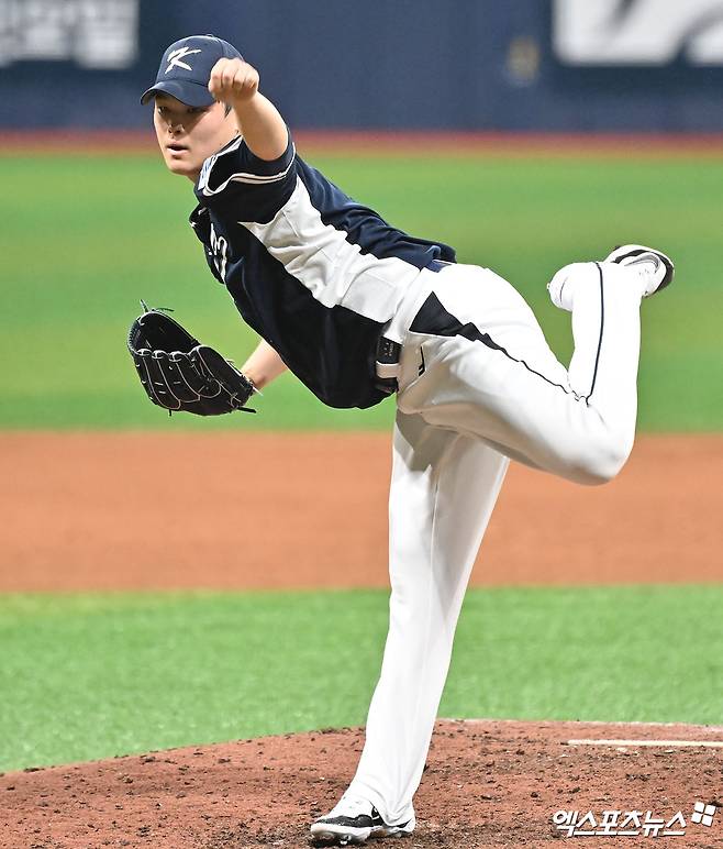 2일 오후 서울 고척스카이돔에서 열린 2024 WBSC(세계야구소프트볼연맹) 프리미어12 대한민국 야구 대표팀과 쿠바 야구 대표팀의 평가전 경기, 7회말 대한민국 최지민이 공을 힘차게 던지고 있다. 엑스포츠뉴스DB