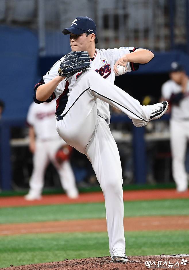 6일 오후 서울 구로구 고척스카이돔에서 열린 2024 WBSC(세계야구소프트볼연맹) 프리미어12 대한민국 야구 대표팀과 상무와의 평가전 경기, 8회말 상무 최지민이 역투하고 있다. 엑스포츠뉴스DB