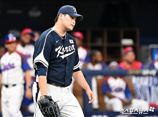 2일 오후 서울 고척스카이돔에서 열린 2024 WBSC(세계야구소프트볼연맹) 프리미어12 대한민국 야구 대표팀과 쿠바 야구 대표팀의 평가전 경기, 7회말 2사 1루 대한민국 최지민이 쿠바 기베르트에게 안타를 허용한 후 아쉬워하고 있다. 엑스포츠뉴스DB