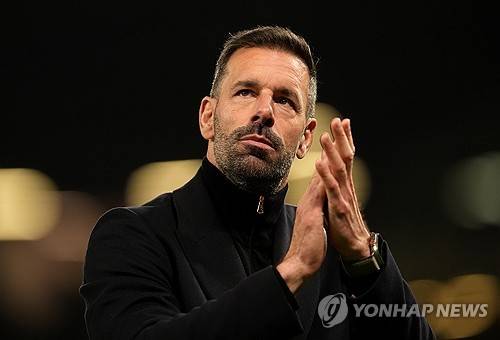 맨유가 8일(한국시간) 영국 맨체스터에 있는 올드 트래포드에서 열린 PAOK(그리스)와의 2024-2025시즌 유럽축구연맹(UEFA) 유로파리그 리그 페이즈 4차전에서 2-0으로 승리했다. 맨유는 3경기 연속 무승부를 거두다 이날 경기에서 승리하면서 올 시즌 유로파리그에서 첫 승리를 가져갔다. 맨유는 승점 3점을 추가해 15위(1승 3무·승점 6)로 올라섰다. 에릭 텐 하흐 경질 이후 뤼트 판니스텔루이 임시 감독 체제인 맨유는 공식전 3경기 무패 행진(2승 1무)을 달리면서 성공적으로 후벵 아모림 권력 이양을 준비하고 있다. 연합뉴스