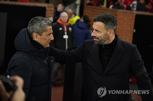 맨유가 8일(한국시간) 영국 맨체스터에 있는 올드 트래포드에서 열린 PAOK(그리스)와의 2024-2025시즌 유럽축구연맹(UEFA) 유로파리그 리그 페이즈 4차전에서 2-0으로 승리했다.   맨유는 3경기 연속 무승부를 거두다 이날 경기에서 승리하면서 올 시즌 유로파리그에서 첫 승리를 가져갔다. 맨유는 승점 3점을 추가해 15위(1승 3무·승점 6)로 올라섰다.   에릭 텐 하흐 경질 이후 뤼트 판니스텔루이 임시 감독 체제인 맨유는 공식전 3경기 무패 행진(2승 1무)을 달리면서 성공적으로 후벵 아모림 권력 이양을 준비하고 있다. 연합뉴스