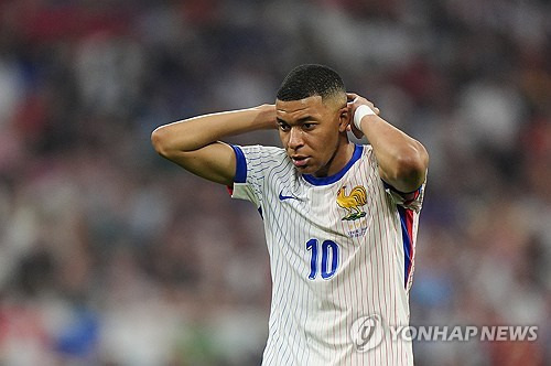 프랑스축구협회가 7일(한국시간) 11월 A매치를 앞두고 프랑스 축구 대표팀 명단을 발표했다. 음바페는 두 달 연속 대표팀에서 제외됐다.   음바페 대신 프랑스 공격진에는 브래들리 바르콜라, 우스망 뎀벨레, 랭달 콜로 무아니(이상 PSG), 크리스토퍼 은쿤쿠(첼시), 마이클 올리세(바이에른 뮌헨), 마르쿠스 튀랑(인터 밀란)이 포함됐다.   프랑스 유력지 '레퀴프'에 따르면, 디디에 데샹 감독은 이날 명단 발표 기자회견에서 음바페의 제외와 관련돼 많은 질문을 받았다. 연합뉴스