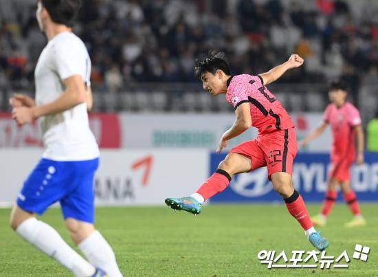 독일 매체 '빌트'가 8일(한국시간) 크리스토프 프로운트 바이에른 뮌헨 스포츠 디렉터가 임대생인 이현주의 대한민국 축구 국가대표팀 발탁 소식에 만족한다는 반응을 보였다고 전했다. 엑스포츠뉴스DB