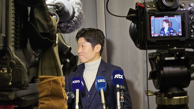 한국 축구의 레전드로, 잉글리시 프리미어리그 한국인 1호 박지성은 아끼는 후배 손흥민의 재계약 및 대표팀 은퇴에 관해 입을 열었다. 박지성은 특히 손흥민의 토트넘과 재계약 이슈와 관련해 '한국에서도 현지 기사를 가져다 쓰는 입장'이라며 '기사를 만들어내는 부분이 있다고 본다. 시간이 지나면 해결해줄 것'이라고 밝혔다. 손흥민은 내년 6월 토트넘과 계약이 끝나지만 토트넘 구단은 이를 약정에 따라 1년 연장시킬 태세인 것으로 알려졌다. 수원, 김현기 기자