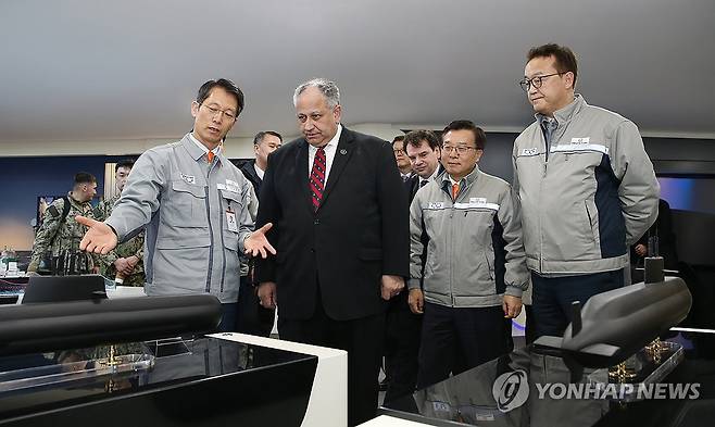 한화오션 거제사업장 방문한 미 해군성 장관 미국 해군성 카를로스 델 토로(Carlos Del Toro) 장관이 2024년 2월 27일 한화오션 거제사업장을 방문, 권혁웅 한화오션 대표이사의 안내를 받아 함정 건조 현장을 둘러보고 미 해군 MRO사업을 포함한 함정 사업 수행을 위한 시설과 준비사항 등을 점검하고 있다. [연합뉴스 자료사진. 한화오션 제공. 재판매 및 DB 금지]