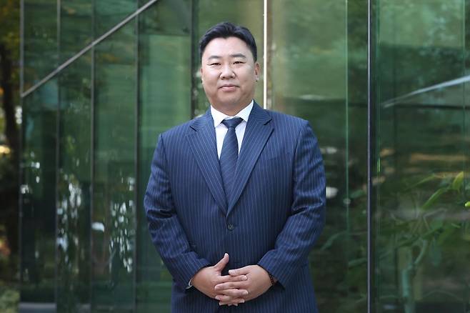 포즈 취하는 이범호 감독 (서울=연합뉴스) 강민지 기자 = 이범호 KIA 타이거즈 감독이 지난 7일 서울 종로구 수송동 연합뉴스 사옥에서 인터뷰에 앞서 포즈를 취하고 있다. 2024.11.7
mjkang@yna.co.kr