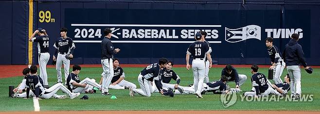 몸 푸는 야구 대표팀 (서울=연합뉴스) 김인철 기자 = 5일 서울 구로구 고척스카이돔에서 2024 세계야구소프트볼연맹(WBSC) 프리미어12에 출전하는 한국 야구 대표팀이 훈련에 앞서 몸을 풀고 있다. 2024.11.5 yatoya@yna.co.kr