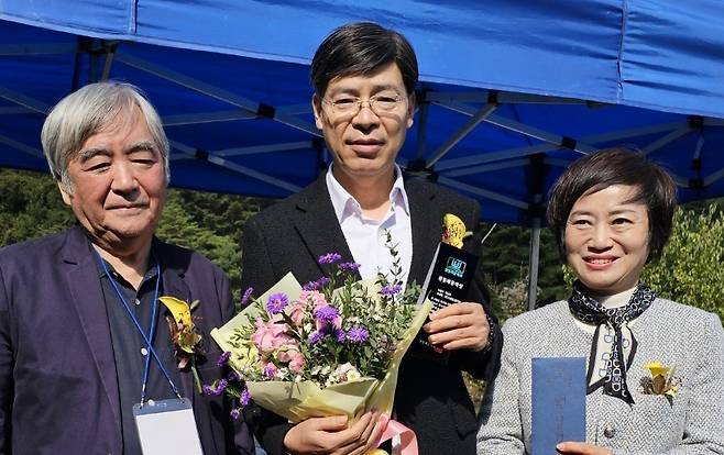 백남경 수필가(중앙) [진등재문학회 제공]