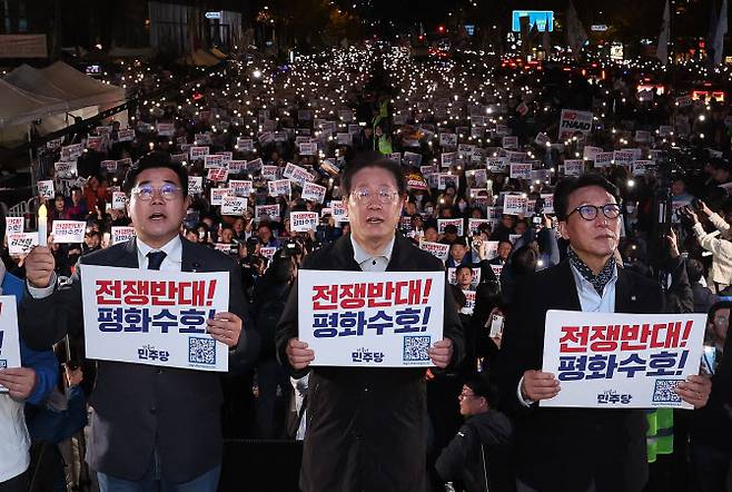 9일 오후 서울 숭례문 일대에서 열린 ‘김건희·윤석열 국정농단 규탄·특검 촉구 제2차 국민행동의 날’에서 더불어민주당 이재명 대표와 박찬대 원내대표 등 참석자들이 구호를 외치고 있다. (사진=연합뉴스)