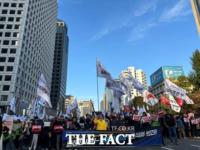 전국민주노동조합총연맹(민주노총)은 9일 오후 4시 서울 중구 세종대로 숭례문 앞에서 '11.9 전태일열사 정신계승 2024 전국노동자대회 및 윤석열 정권 퇴진 1차 총궐기' 집회를 열었다. /이하린 인턴기자