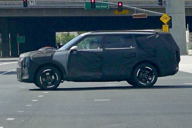 사진 : 기아 텔루라이드 풀체인지 테스트카 (출처=NewCarscoops)